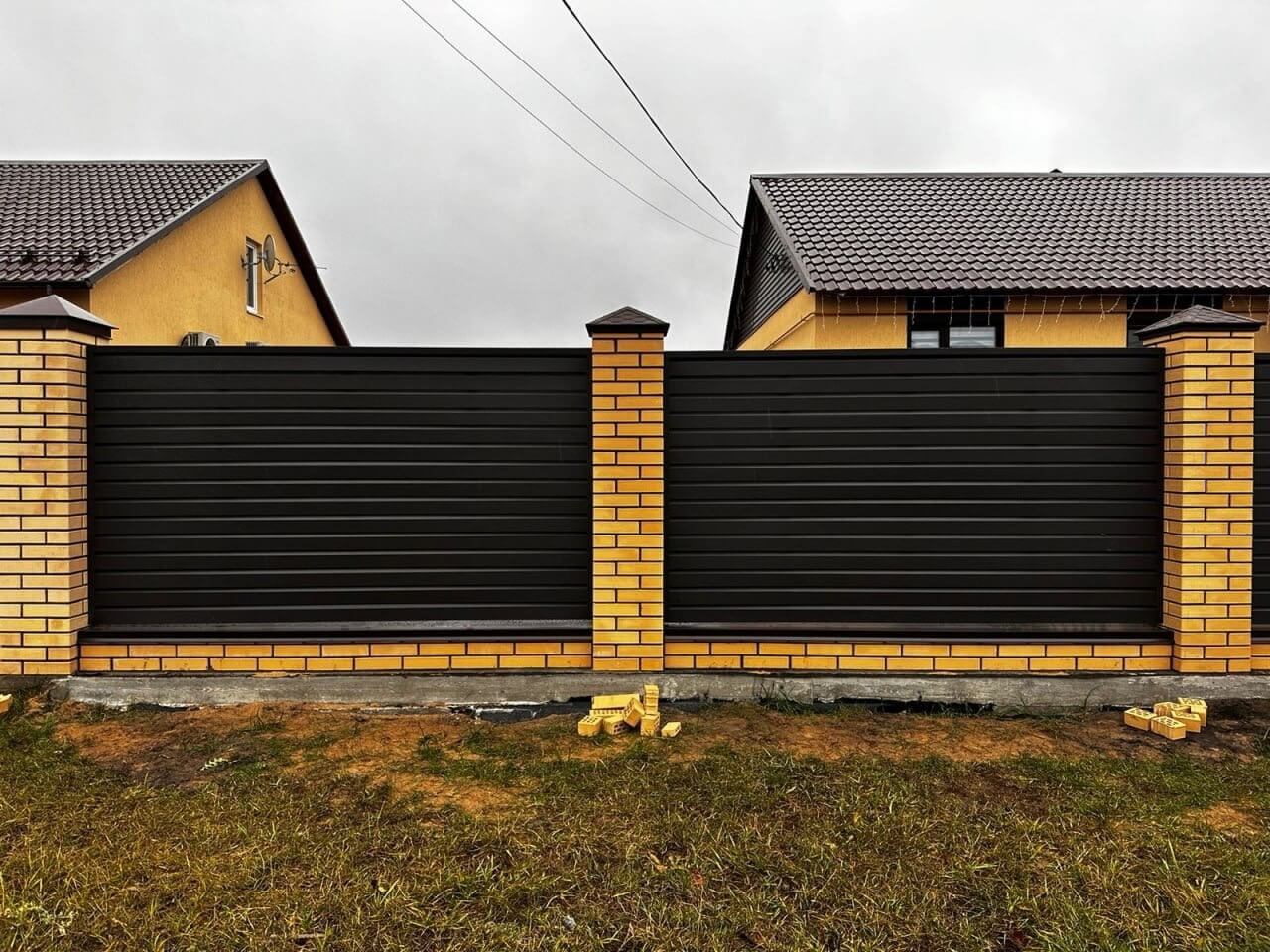 Забор из ламелей Хай-Тек 32м RAL8019/8019 Темный Шоколад двусторонний МАТТЕ фото 1 в Нижнем Тагиле