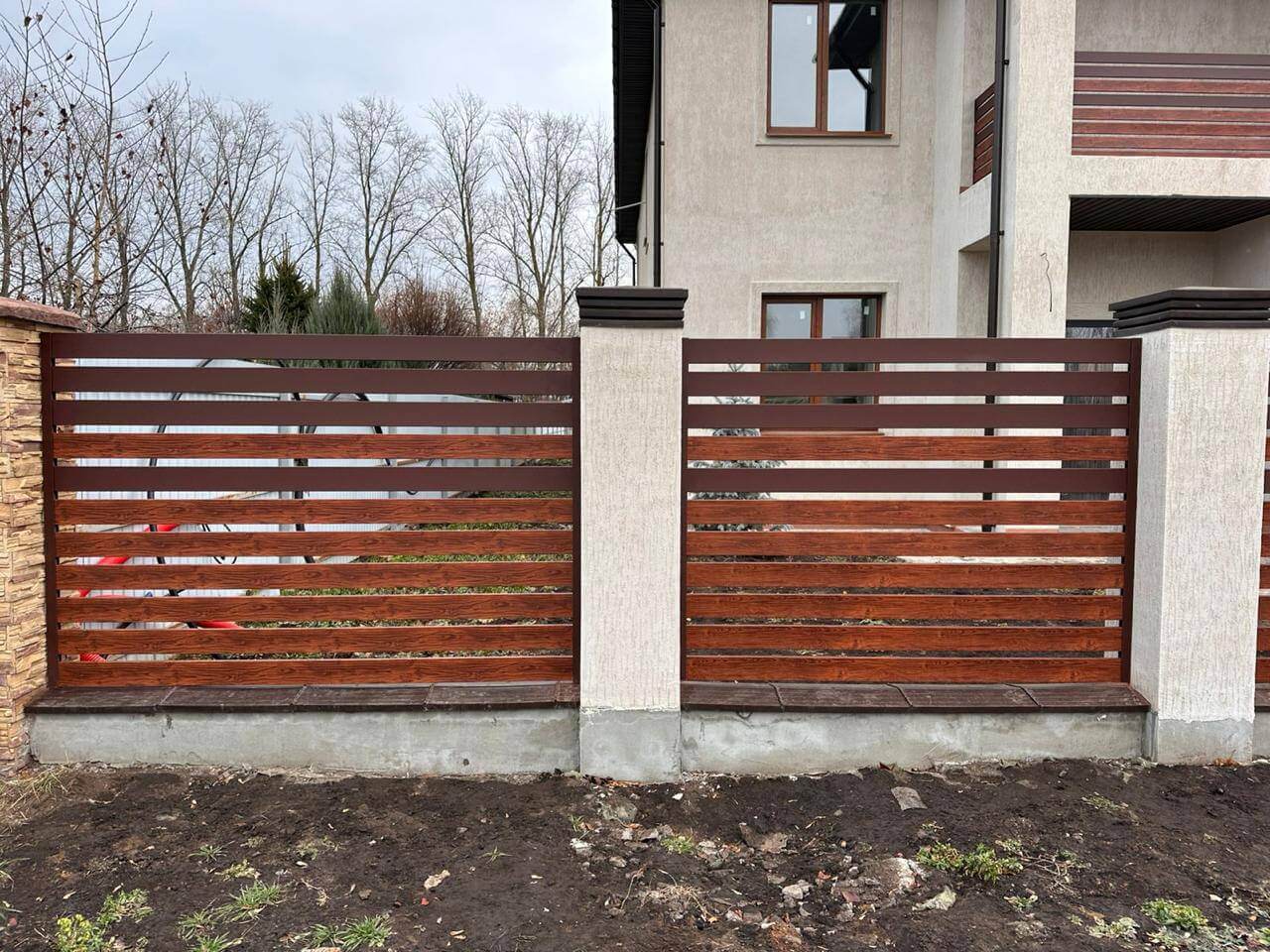 Забор-ранчо из металлопланкена 10м RAL8017 Шоколад МАТТЕ + Темное Дерево (Printech) фото 4 в Нижнем Тагиле
