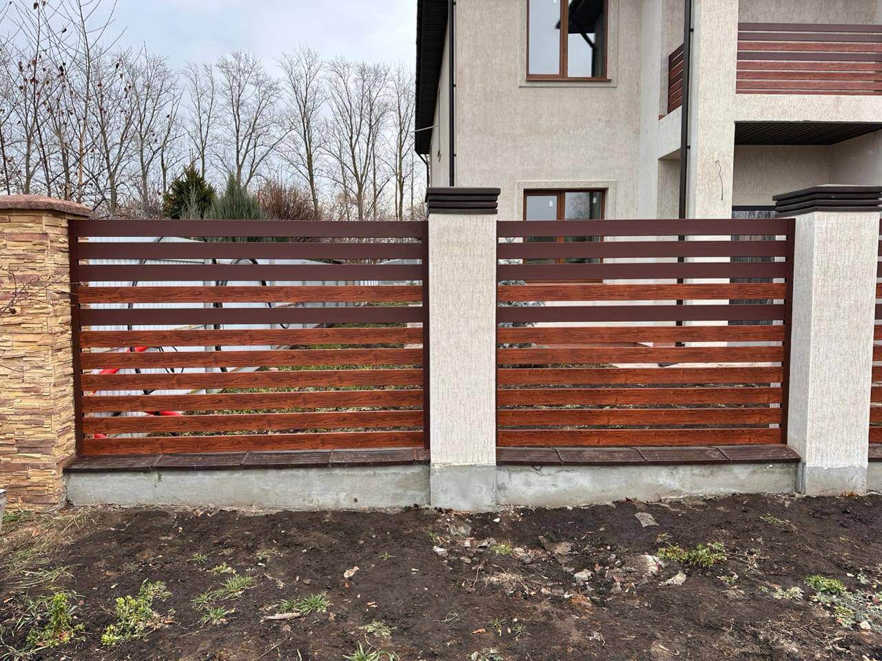 Забор-ранчо из металлопланкена 10м RAL8017 Шоколад МАТТЕ + Темное Дерево (Printech) фото 2 в Нижнем Тагиле