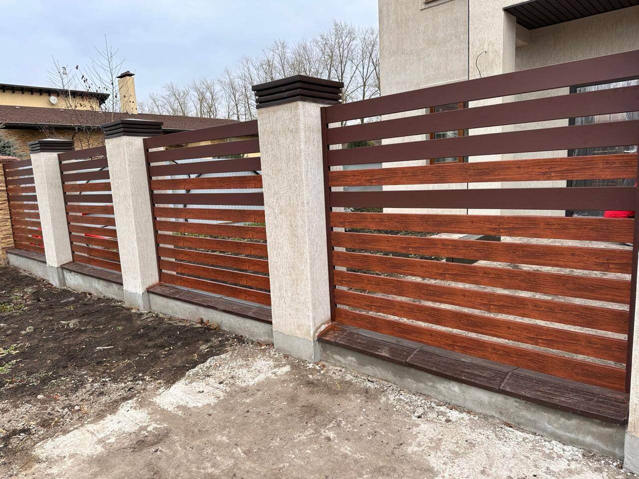 Забор-ранчо из металлопланкена 10м RAL8017 Шоколад МАТТЕ + Темное Дерево (Printech) в Нижнем Тагиле