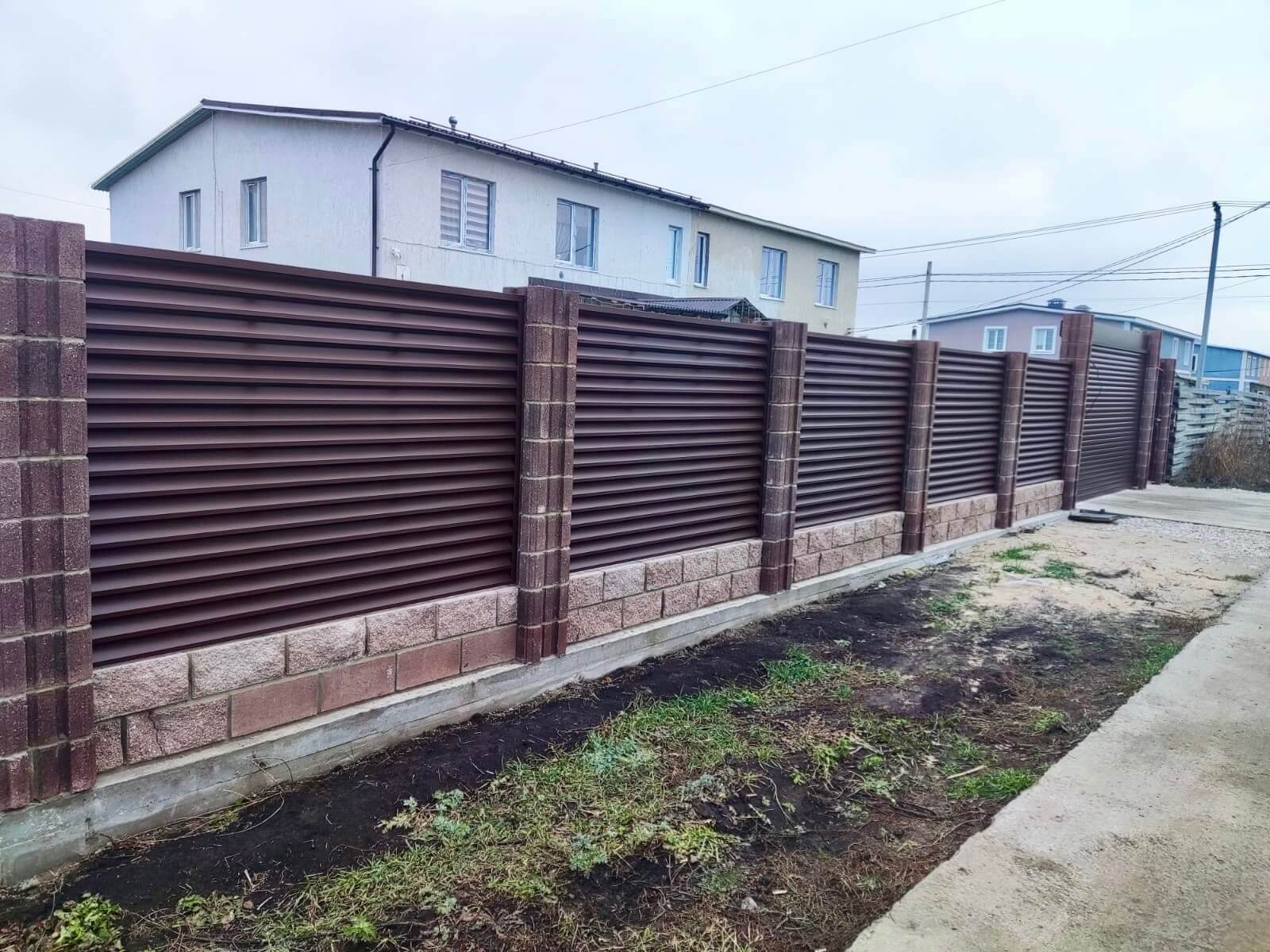 Забор-жалюзи из ламелей ЭКО-Z 13м RAL8019/8019 Темный Шоколад двусторонний МАТТЕ фото 1 в Нижнем Тагиле