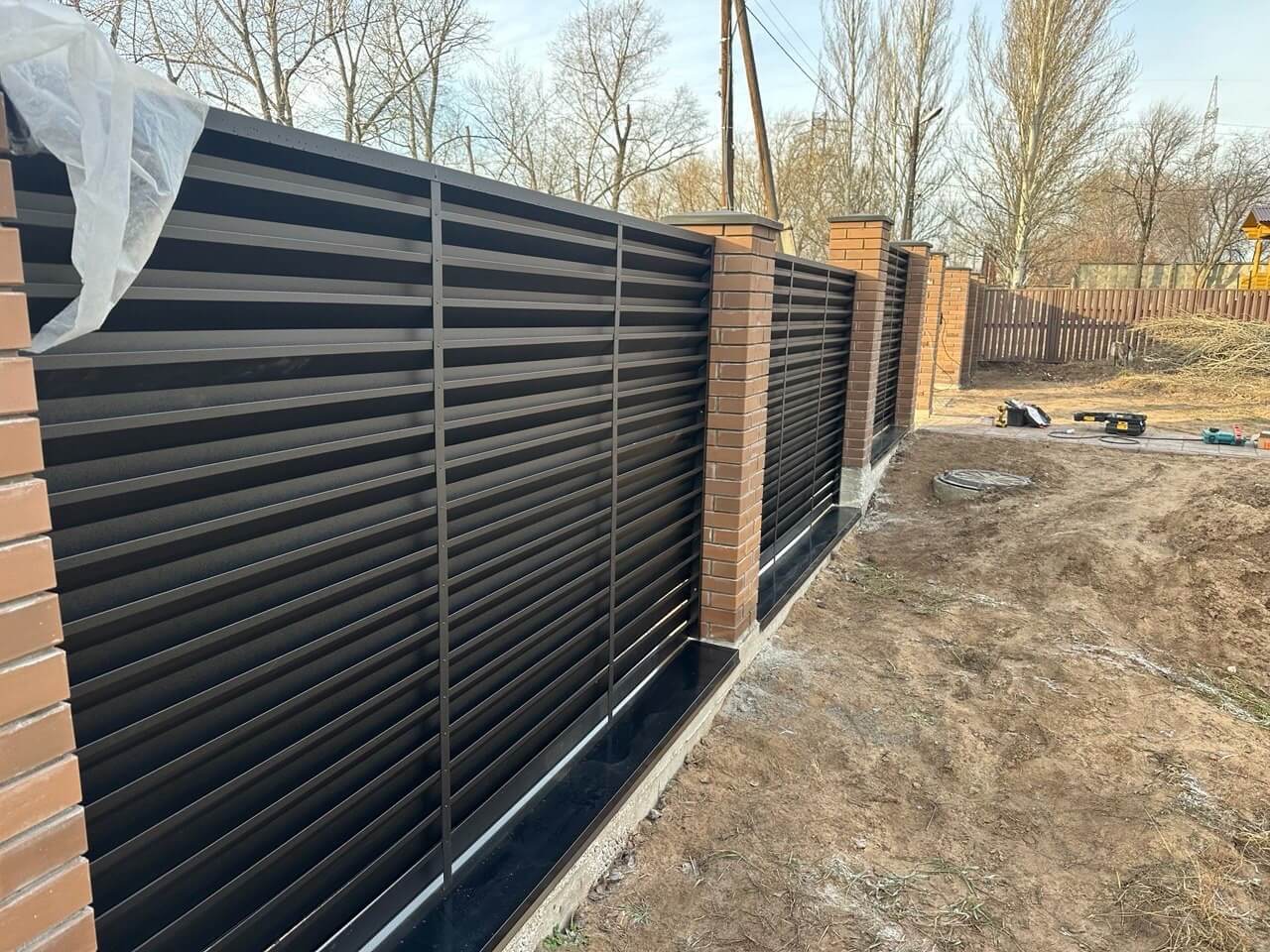 Забор-жалюзи из ламелей Хай-Тек 16м RAL9005/9005 Черный двусторонний МАТТЕ фото 1 в Нижнем Тагиле