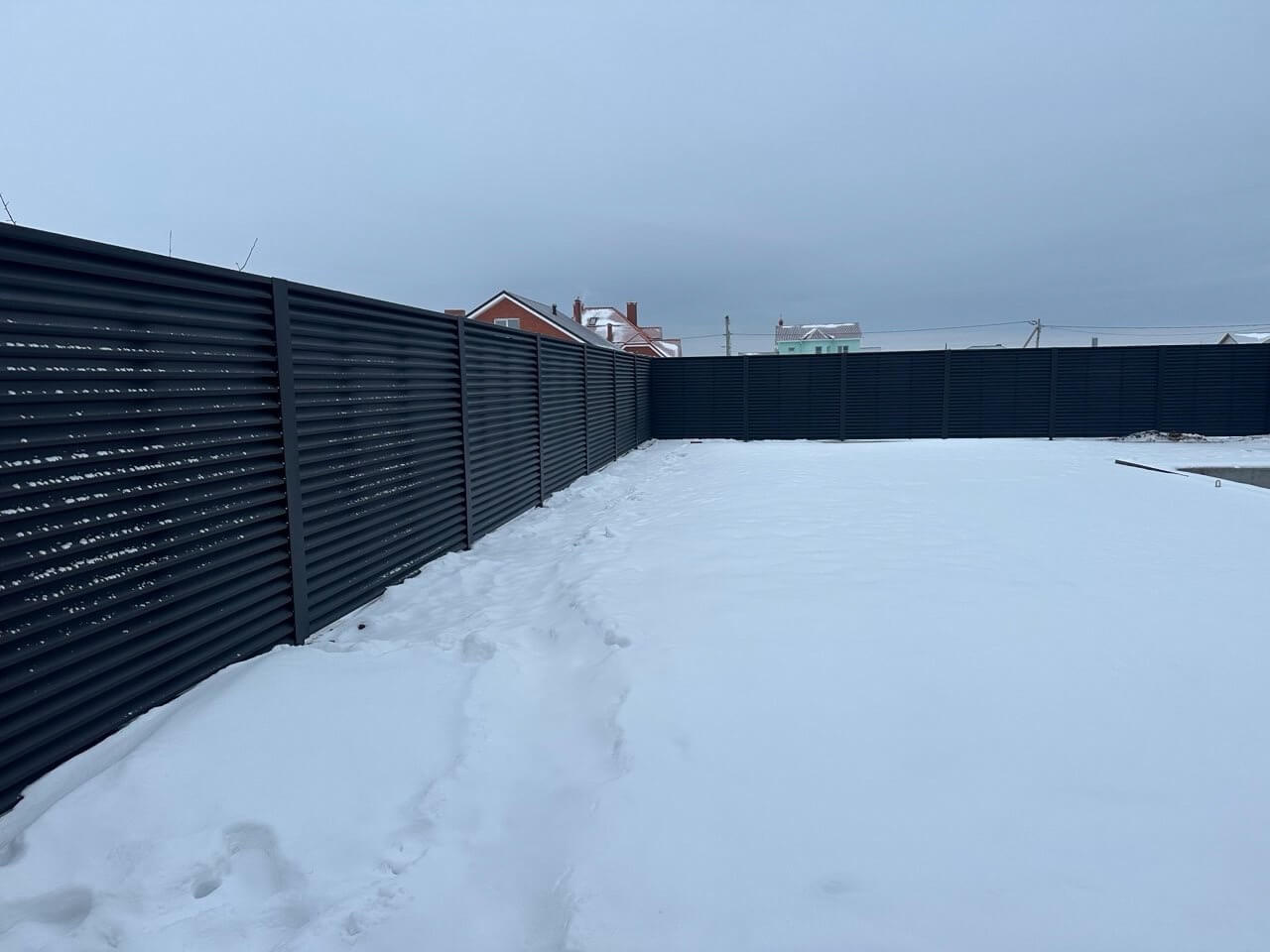 Забор-жалюзи из ламелей ЭКО-Z 130м RAL9005 Черный МАТТЕ фото 3 в Нижнем Тагиле