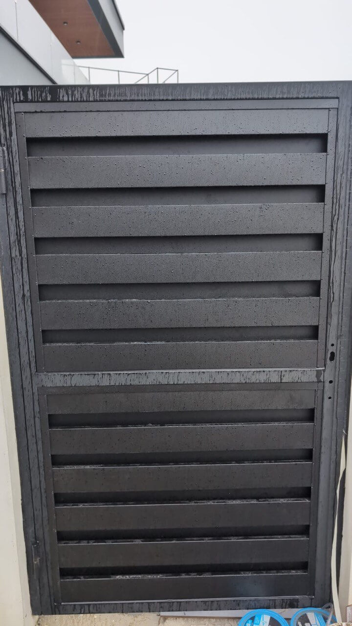 Откатные ворота с калиткой из металлопланкена RAL9005/9005 Черный двусторонний МАТТЕ фото 3 в Нижнем Тагиле