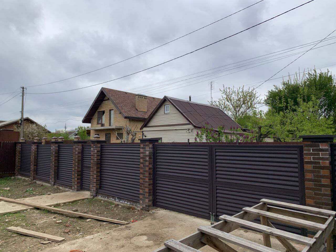 Забор-жалюзи из ламелей Реснички 24м RAL8019/8019 Темный Шоколад двусторонний МАТТЕ фото 2 в Нижнем Тагиле