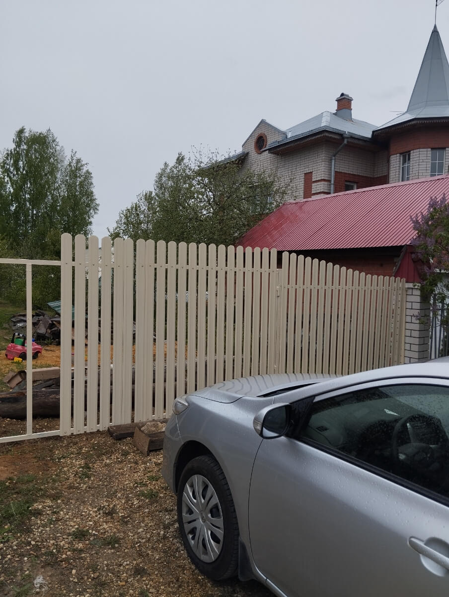 Забор из евроштакетника 9м RAL1015/1015 Слоновая Кость двусторонний фото 1 в Нижнем Тагиле