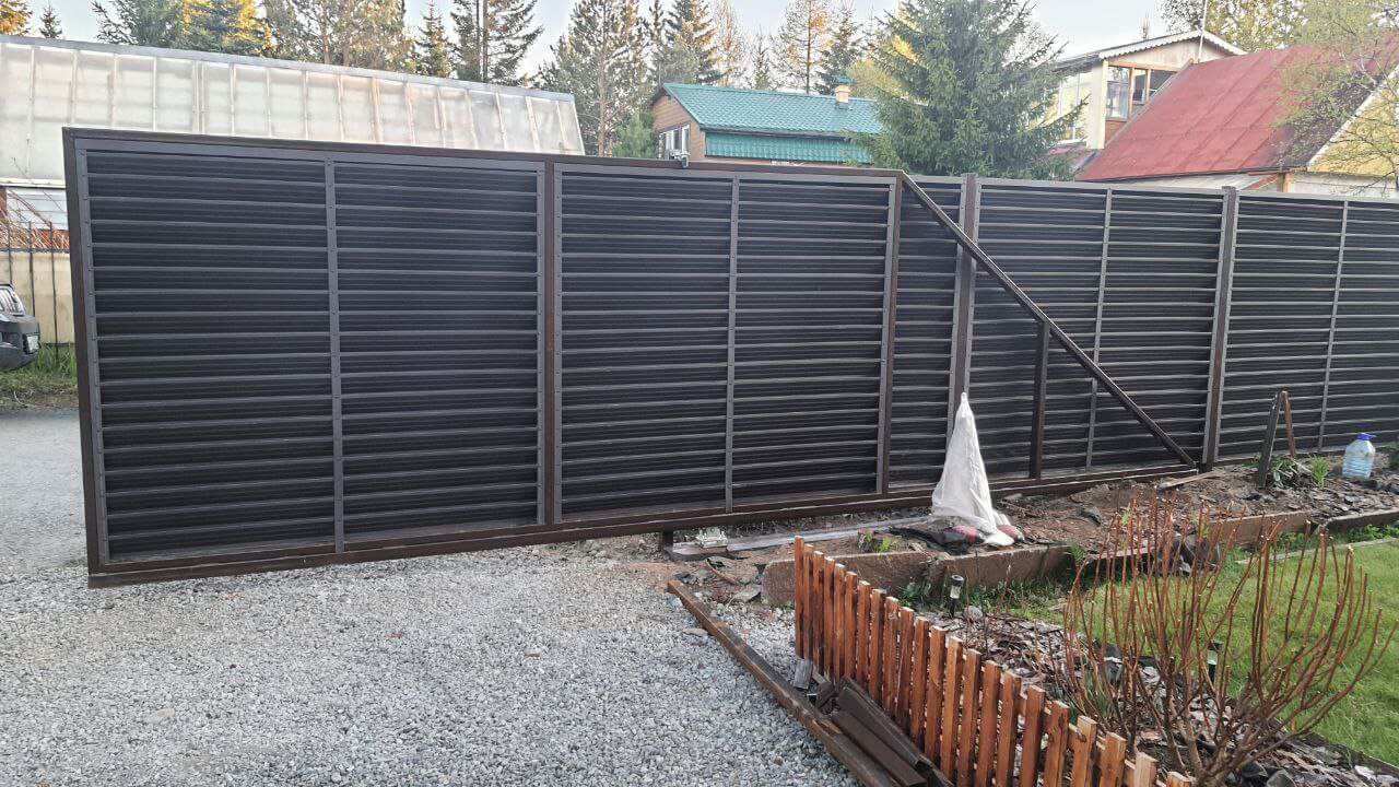 Забор-жалюзи из ламелей ЭКО-Z-US 12м RAL8019/8019 Темный Шоколад двусторонний МАТТЕ фото 3 в Нижнем Тагиле