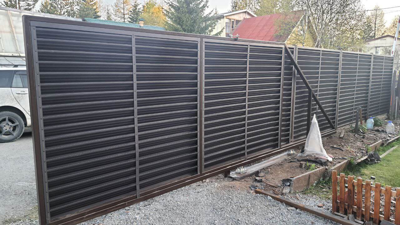 Забор-жалюзи из ламелей ЭКО-Z-US 12м RAL8019/8019 Темный Шоколад двусторонний МАТТЕ фото 1 в Нижнем Тагиле