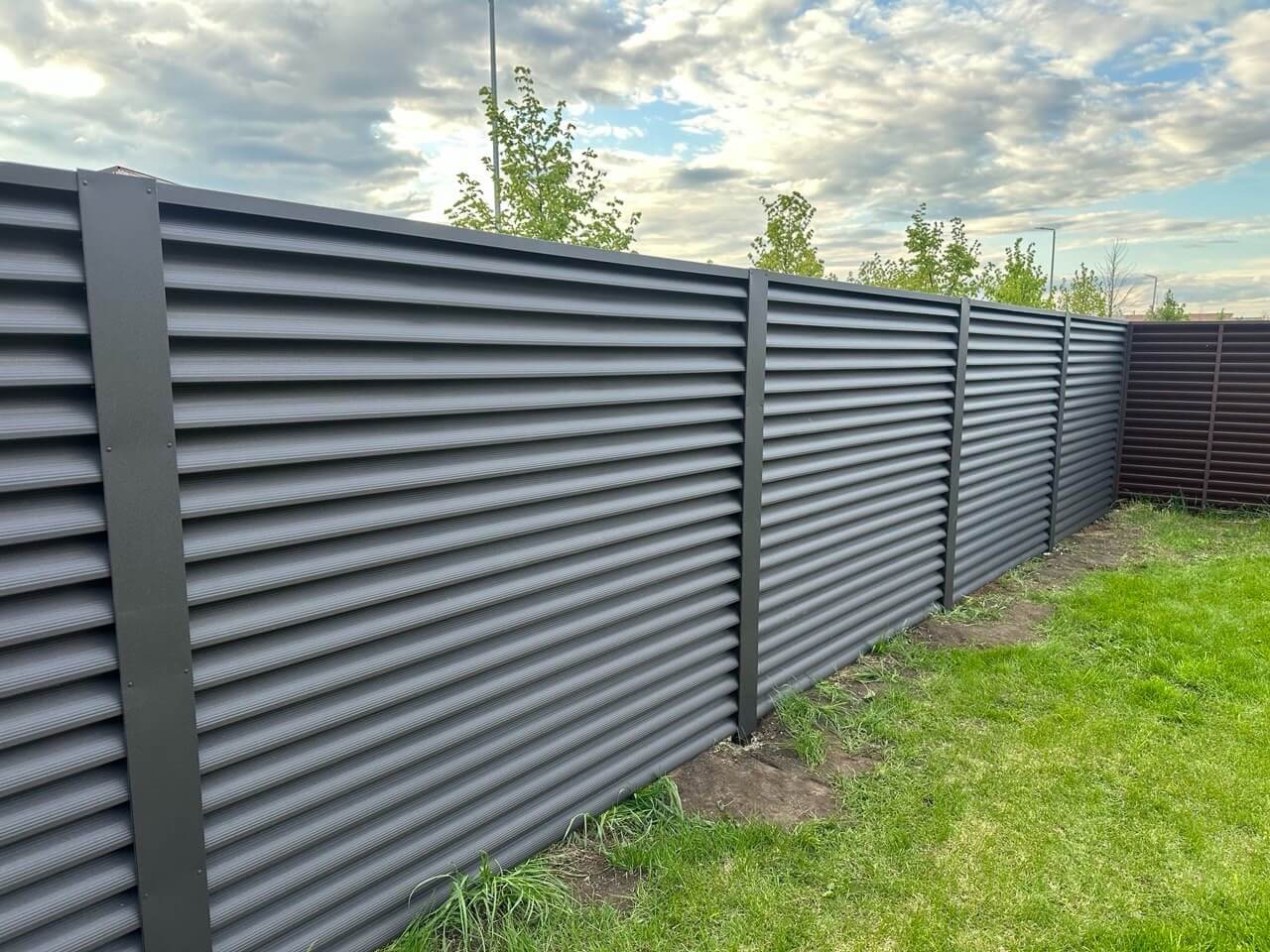 Забор из ламелей еврожалюзи 43м RAL8019/8019 Темный Шоколад двусторонний МАТТЕ фото 1 в Нижнем Тагиле