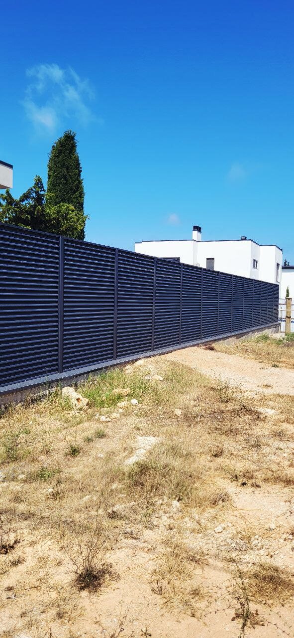 Забор-жалюзи 65м RAL7024/7024 Серый Графит МАТТЕ двусторонний фото 6 в Нижнем Тагиле