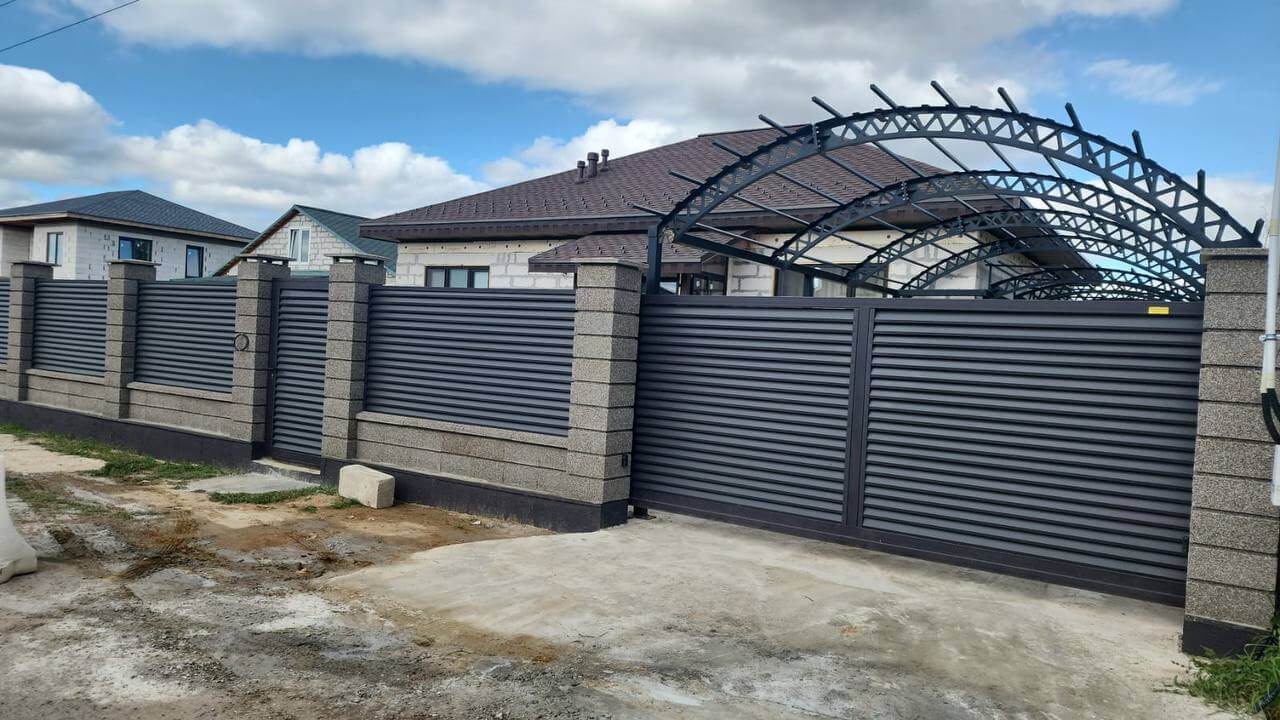 Забор-жалюзи из ламелей Реснички 27м RAL8019/8019 Темный Шоколад двусторонний МАТТЕ фото 2 в Нижнем Тагиле