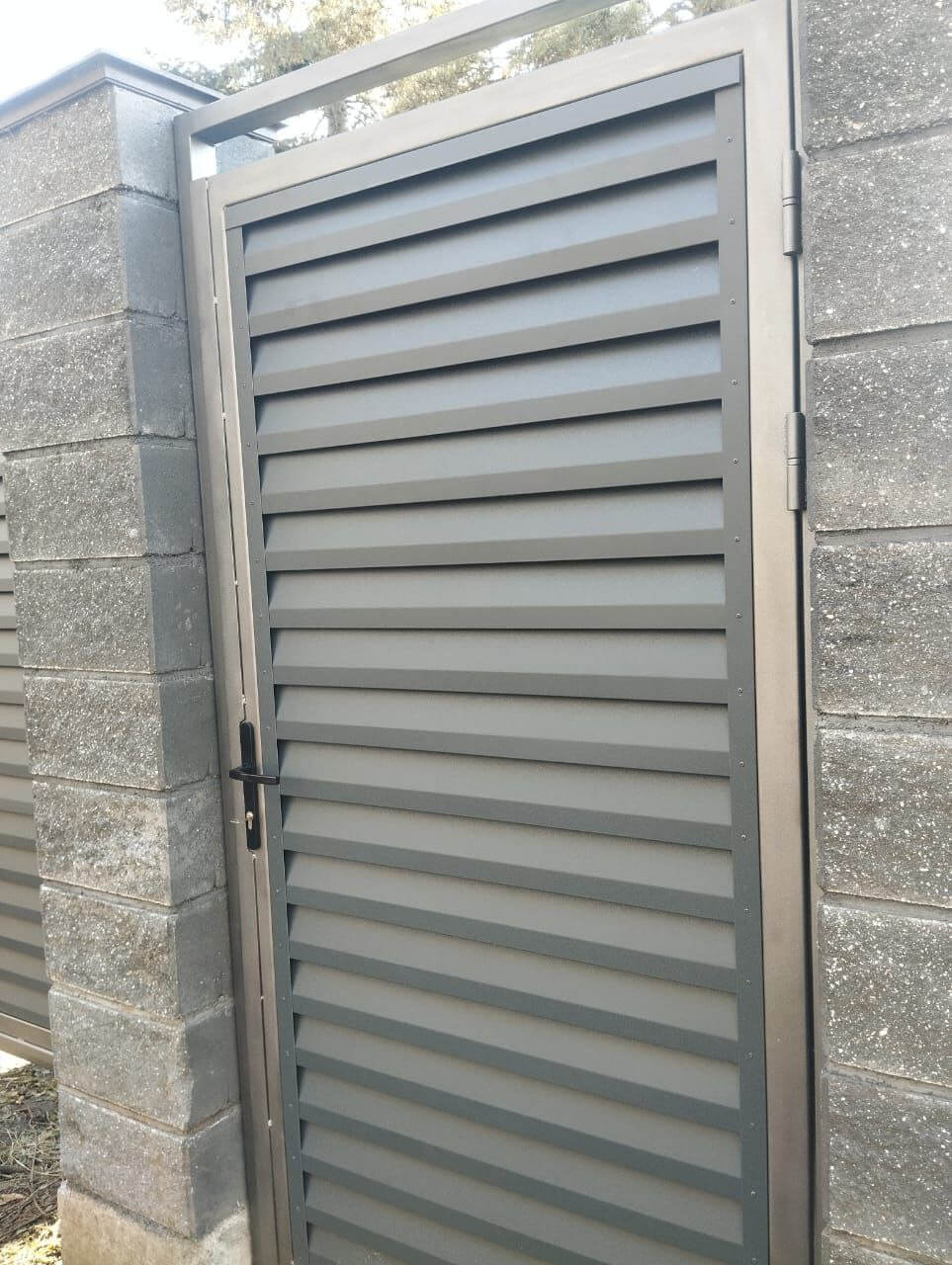 Откатные ворота с калиткой из ламелей Реснички RAL7024/7024 Серый Графит двусторонний МАТТЕ фото 2 в Нижнем Тагиле