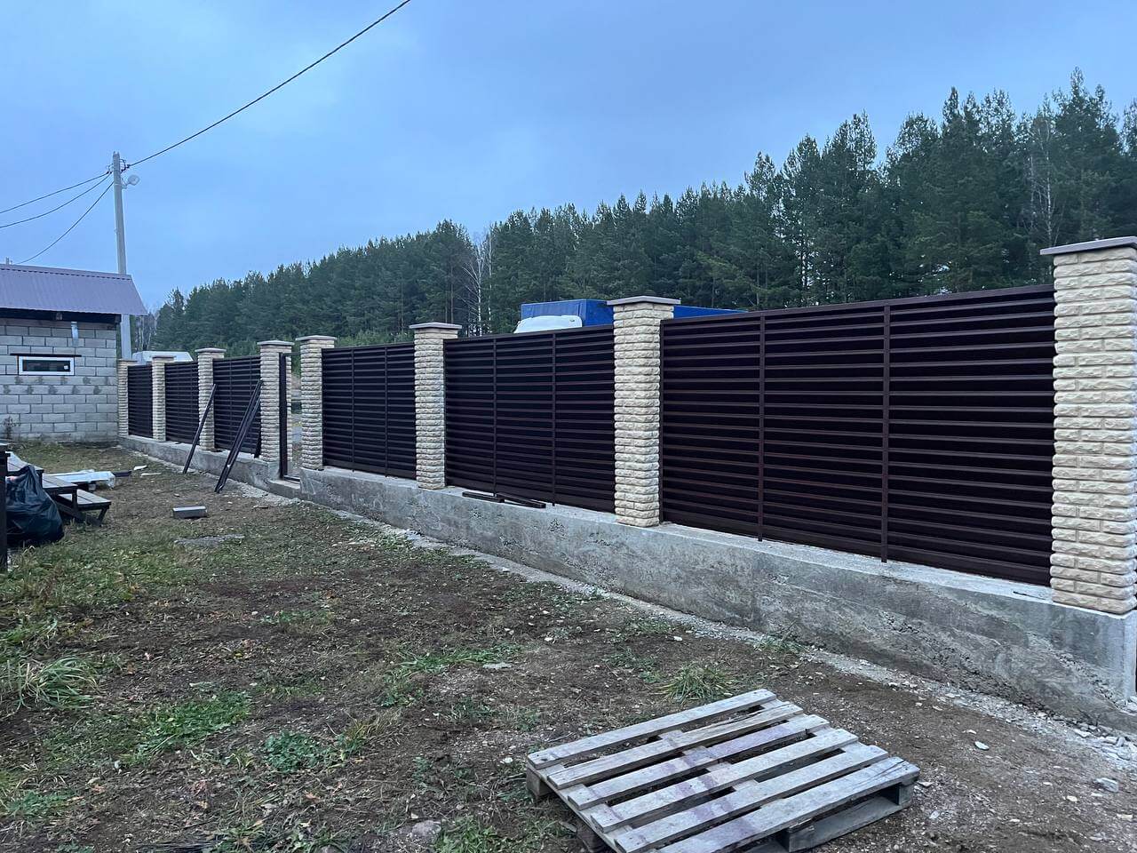 Забор-жалюзи из ламелей ЭКО-Z 18м RAL8017/8017 Шоколад двусторонний фото 3 в Нижнем Тагиле