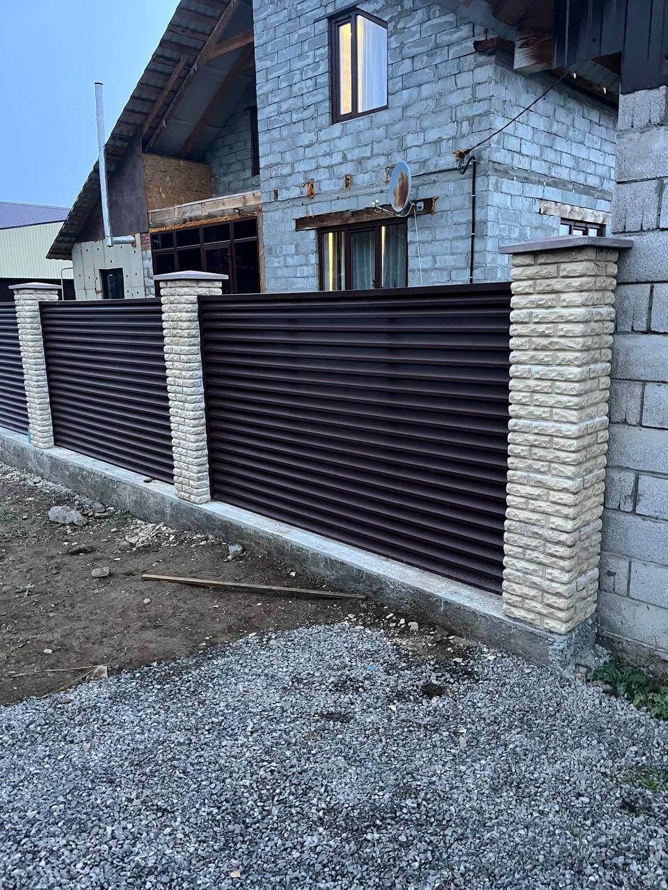Забор-жалюзи из ламелей ЭКО-Z 18м RAL8017/8017 Шоколад двусторонний фото 2 в Нижнем Тагиле