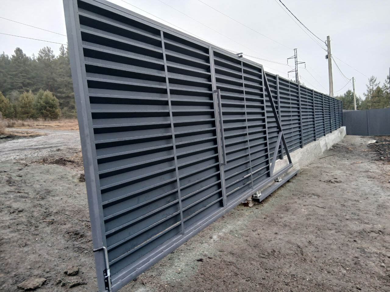 Забор-жалюзи из ламелей Хай-Тек 37м RAL7024/7024 Серый Графит двусторонний МАТТЕ фото 7 в Нижнем Тагиле