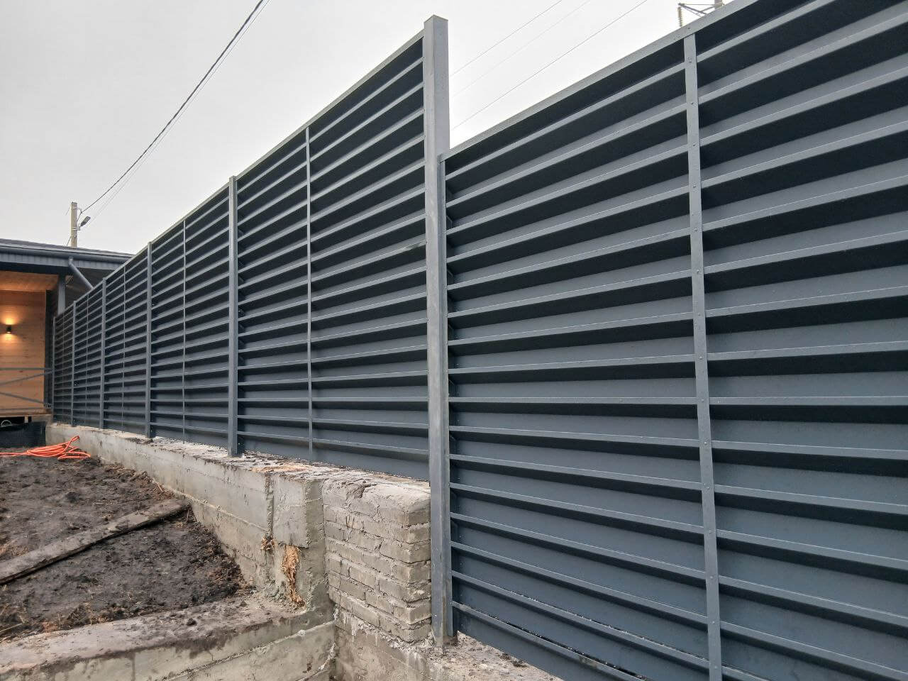 Забор-жалюзи из ламелей Хай-Тек 37м RAL7024/7024 Серый Графит двусторонний МАТТЕ фото 6 в Нижнем Тагиле