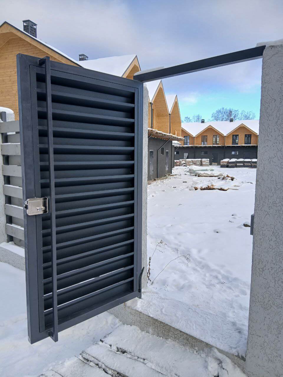 Входная группа из ламелей Хай-Тек RAL7024/7024 Серый Графит двусторонний МАТТЕ фото 21 в Нижнем Тагиле