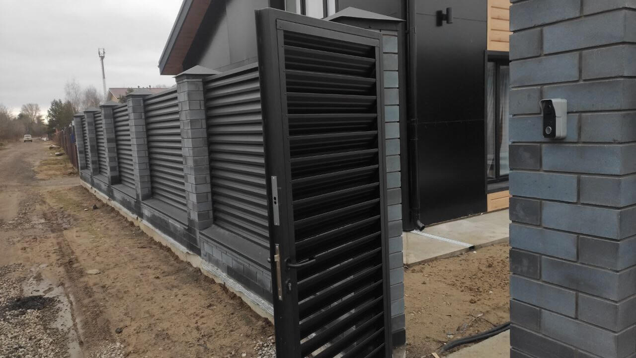 Забор-жалюзи из ламелей ЭКО-Z 17м RAL9005/9005 Черный МАТТЕ фото 1 в Нижнем Тагиле