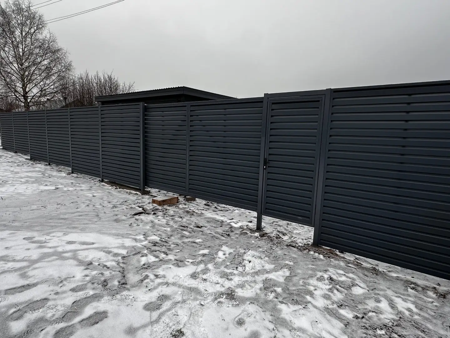 Забор-жалюзи из ламелей Хай-Тек 20м RAL7024/7024 Серый Графит двусторонний МАТТЕ фото 4 в Нижнем Тагиле