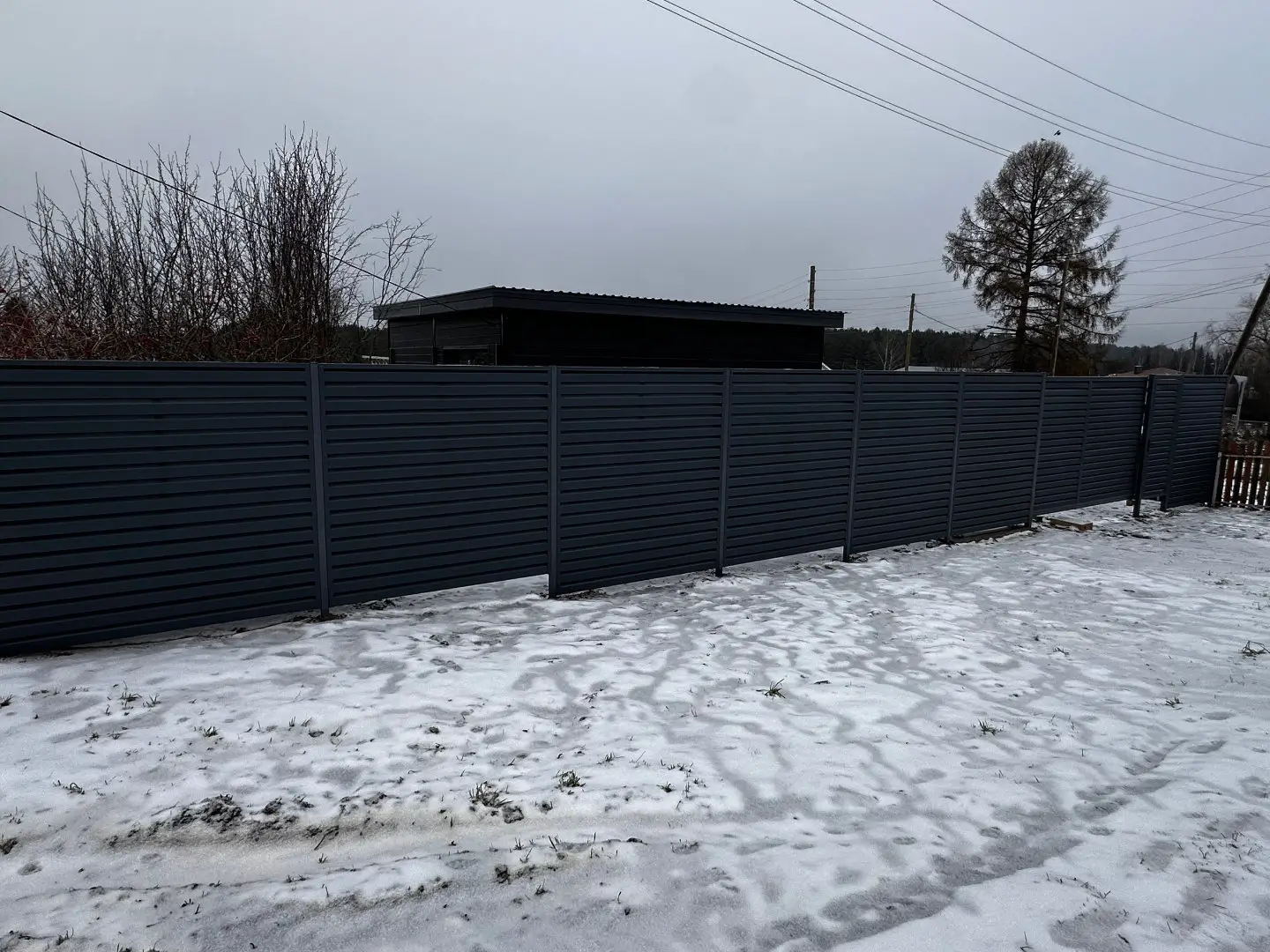 Забор-жалюзи из ламелей Хай-Тек 20м RAL7024/7024 Серый Графит двусторонний МАТТЕ фото 3 в Нижнем Тагиле