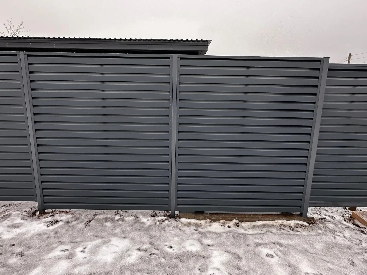 Забор-жалюзи из ламелей Хай-Тек 20м RAL7024/7024 Серый Графит двусторонний МАТТЕ фото 2 в Нижнем Тагиле