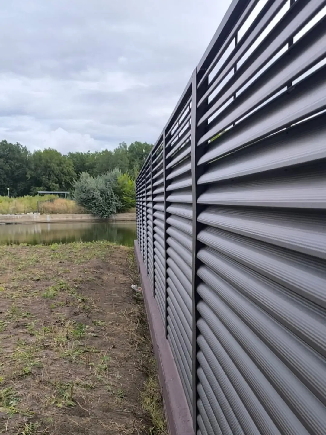 Забор-жалюзи из ламелей еврожалюзи 86м RAL8019/8019 Темный Шоколад двусторонний МАТТЕ фото 7 в Нижнем Тагиле