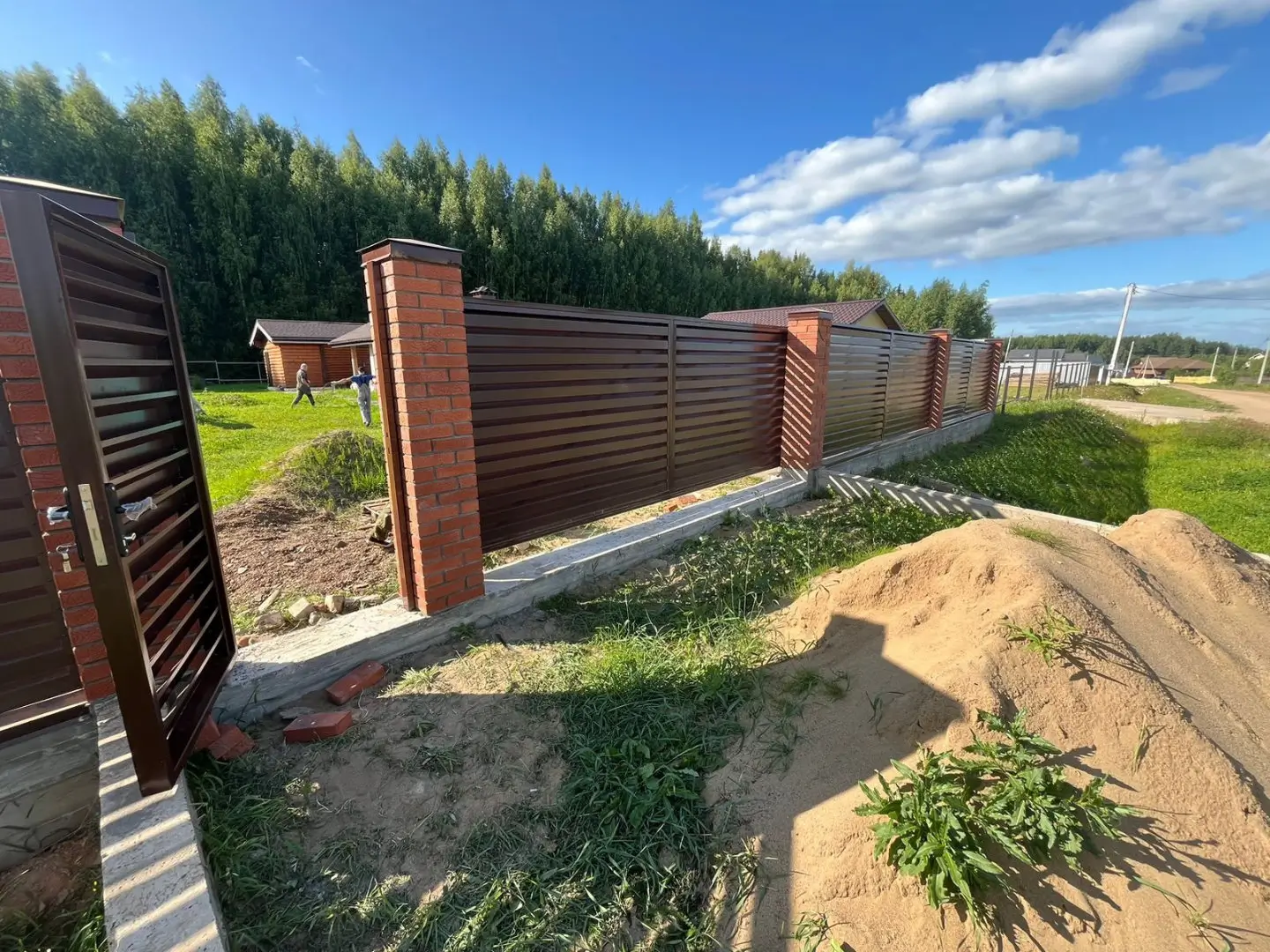 Забор-жалюзи из ламелей Хай-Тек 26м RAL8017/8017 Шоколад двусторонний фото 5 в Нижнем Тагиле