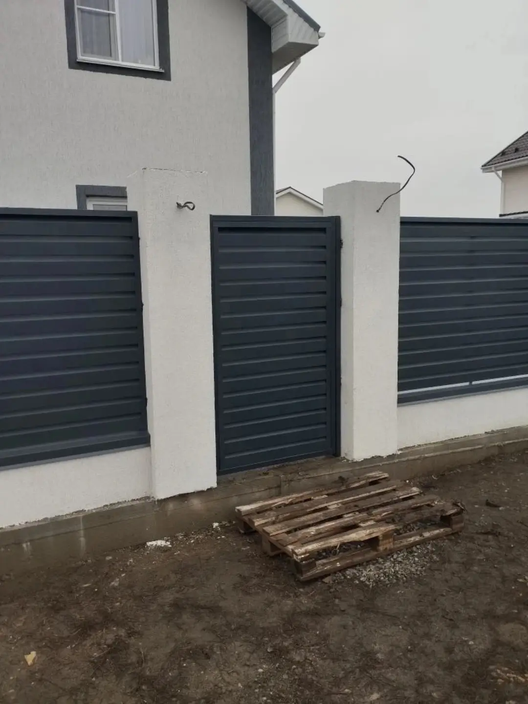 Забор-жалюзи из ламелей Хай-Тек 12м RAL7024 Серый Графит МАТТЕ фото 1 в Нижнем Тагиле