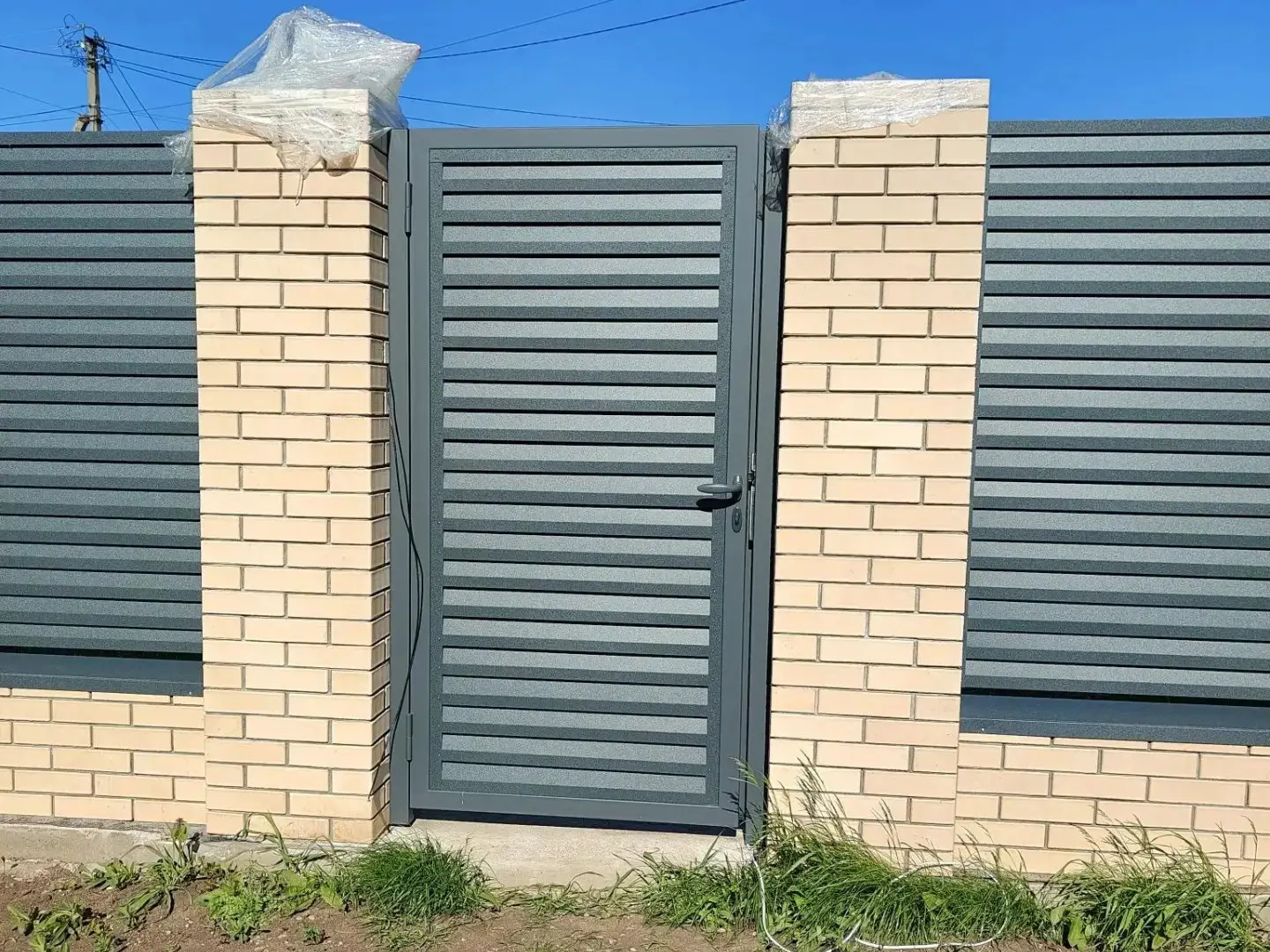 Забор-жалюзи из ламелей Реснички 16м RAL7024 Серый Графит Стальной Бархат фото 2 в Нижнем Тагиле