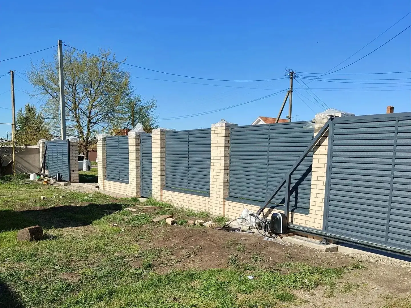 Забор-жалюзи из ламелей Реснички 16м RAL7024 Серый Графит Стальной Бархат фото 1 в Нижнем Тагиле