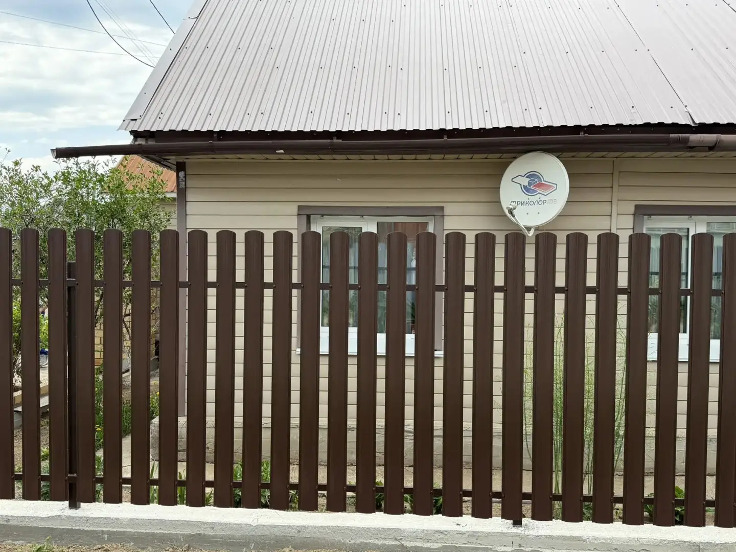 Комбинированный забор из ламелей ЭКО-Z-US и евроштакетника 18м RAL8017 Шоколад МАТТЕ, Полиэстер фото 3 в Нижнем Тагиле