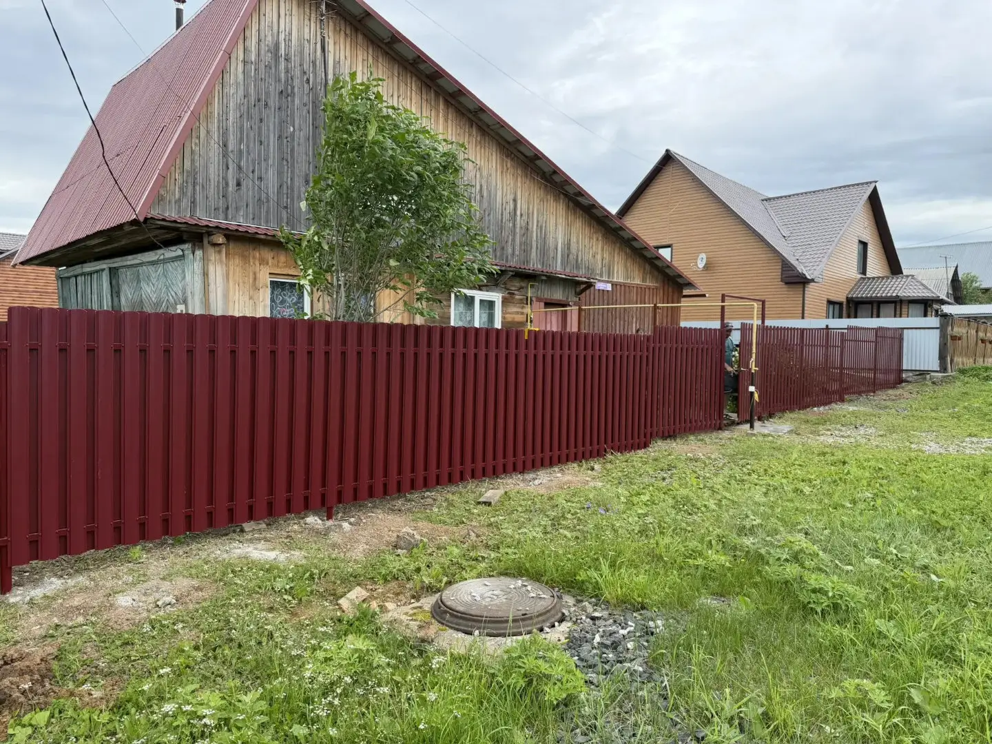Забор из евроштакетника 24м RAL3005/3005 Красное Вино двусторонний фото 3 в Нижнем Тагиле