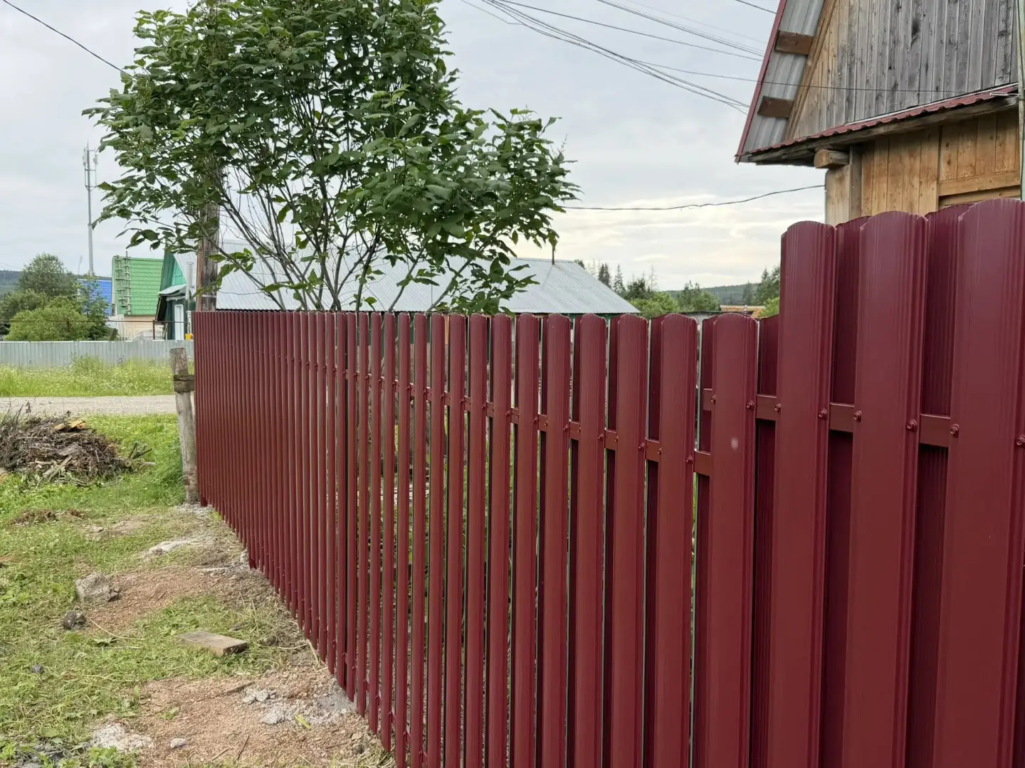 Забор из евроштакетника 24м RAL3005/3005 Красное Вино двусторонний фото 2 в Нижнем Тагиле