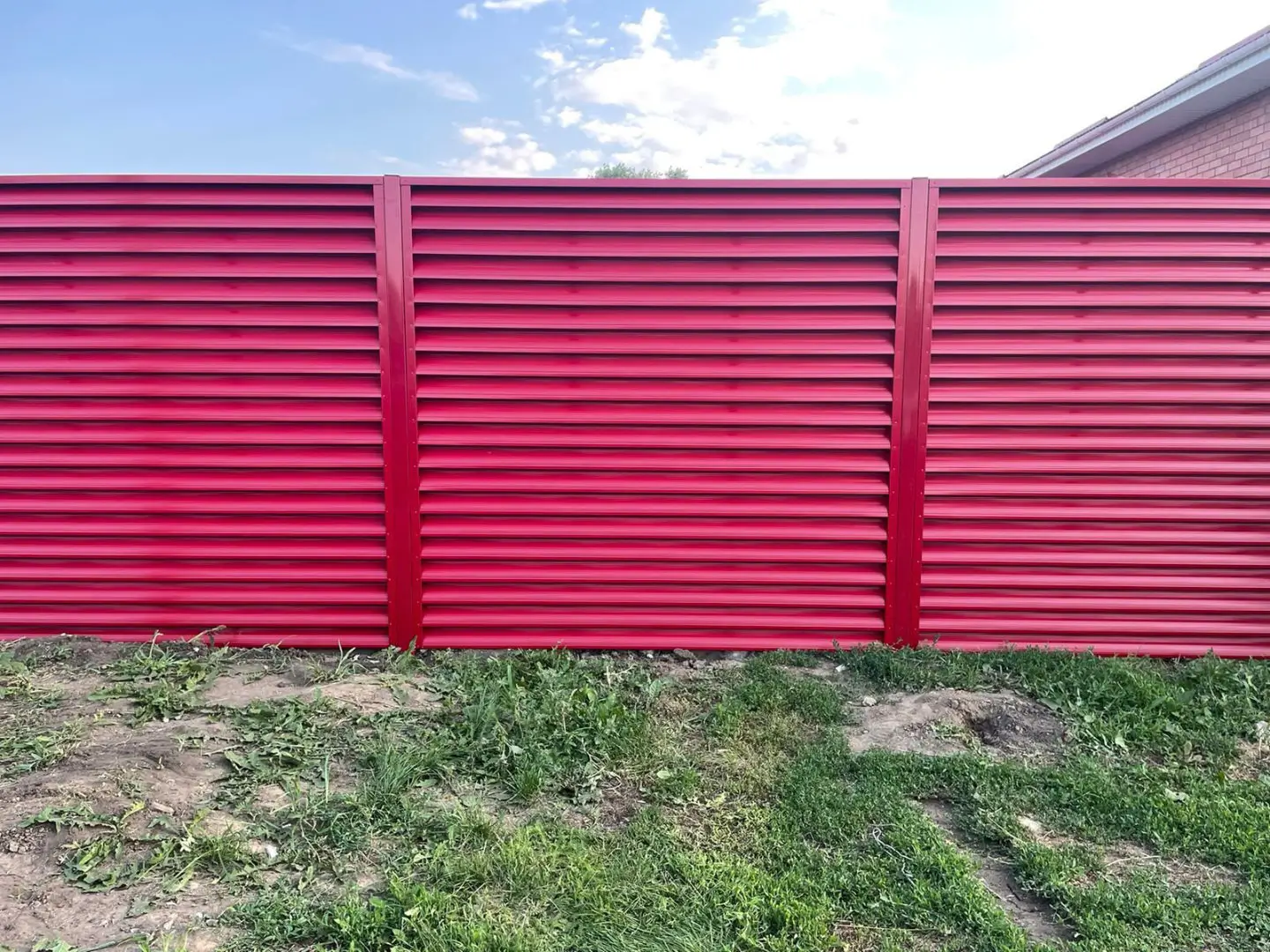 Забор-жалюзи из ламелей Еврожалюзи 24м RAL3003 Рубин в Нижнем Тагиле