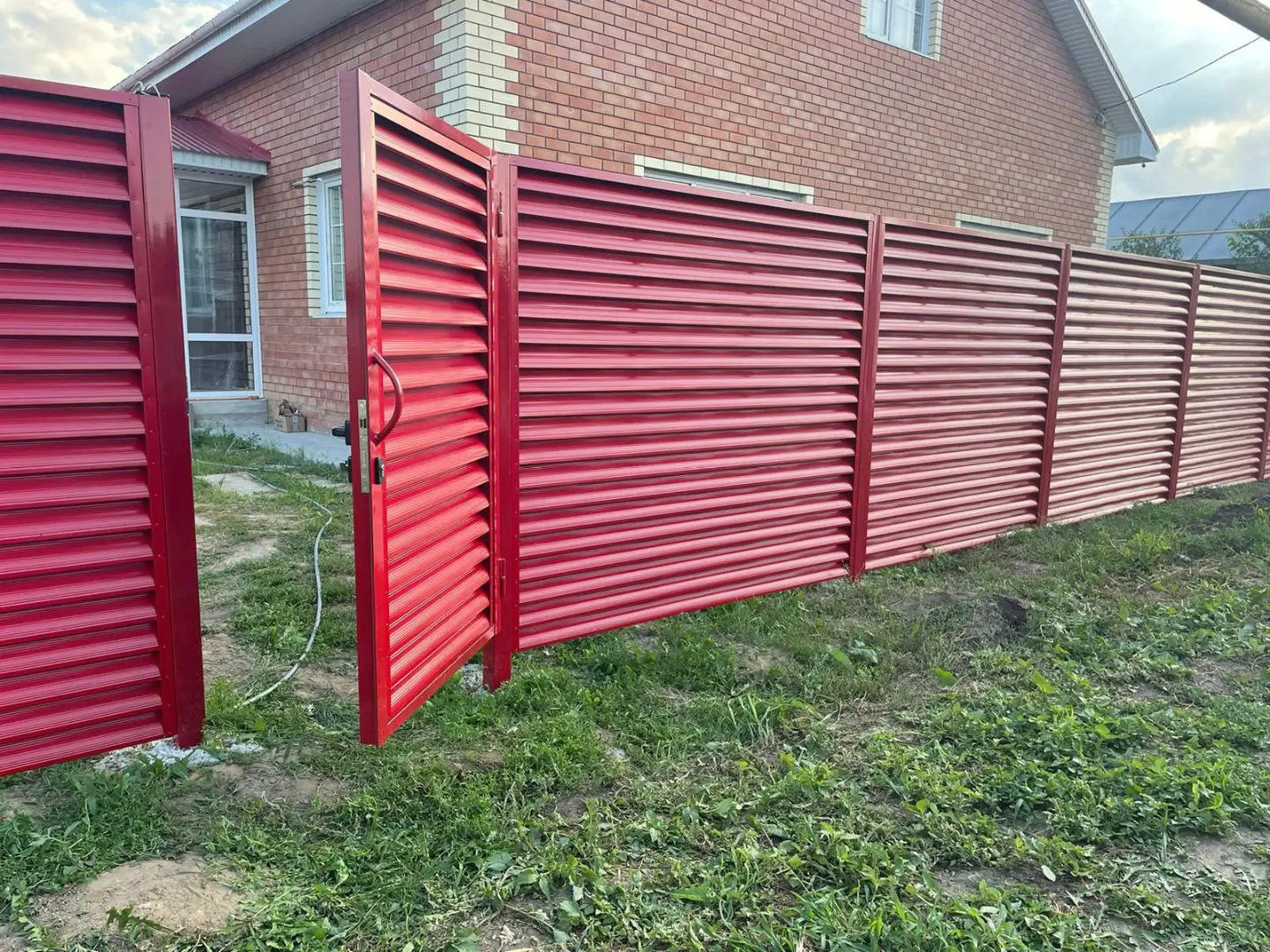 Забор-жалюзи из ламелей Еврожалюзи 24м RAL3003 Рубин фото 6 в Нижнем Тагиле