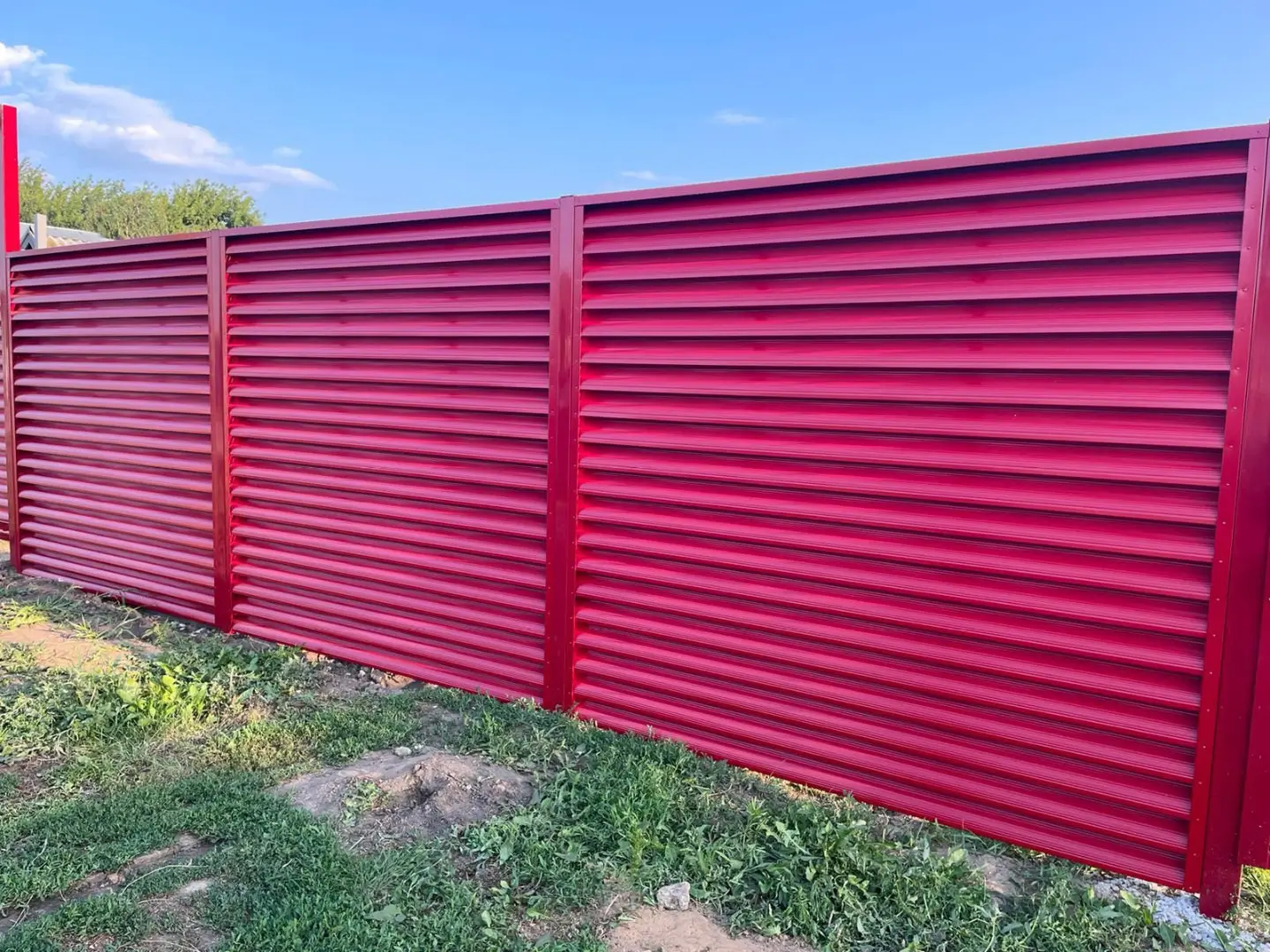 Забор-жалюзи из ламелей Еврожалюзи 24м RAL3003 Рубин фото 2 в Нижнем Тагиле
